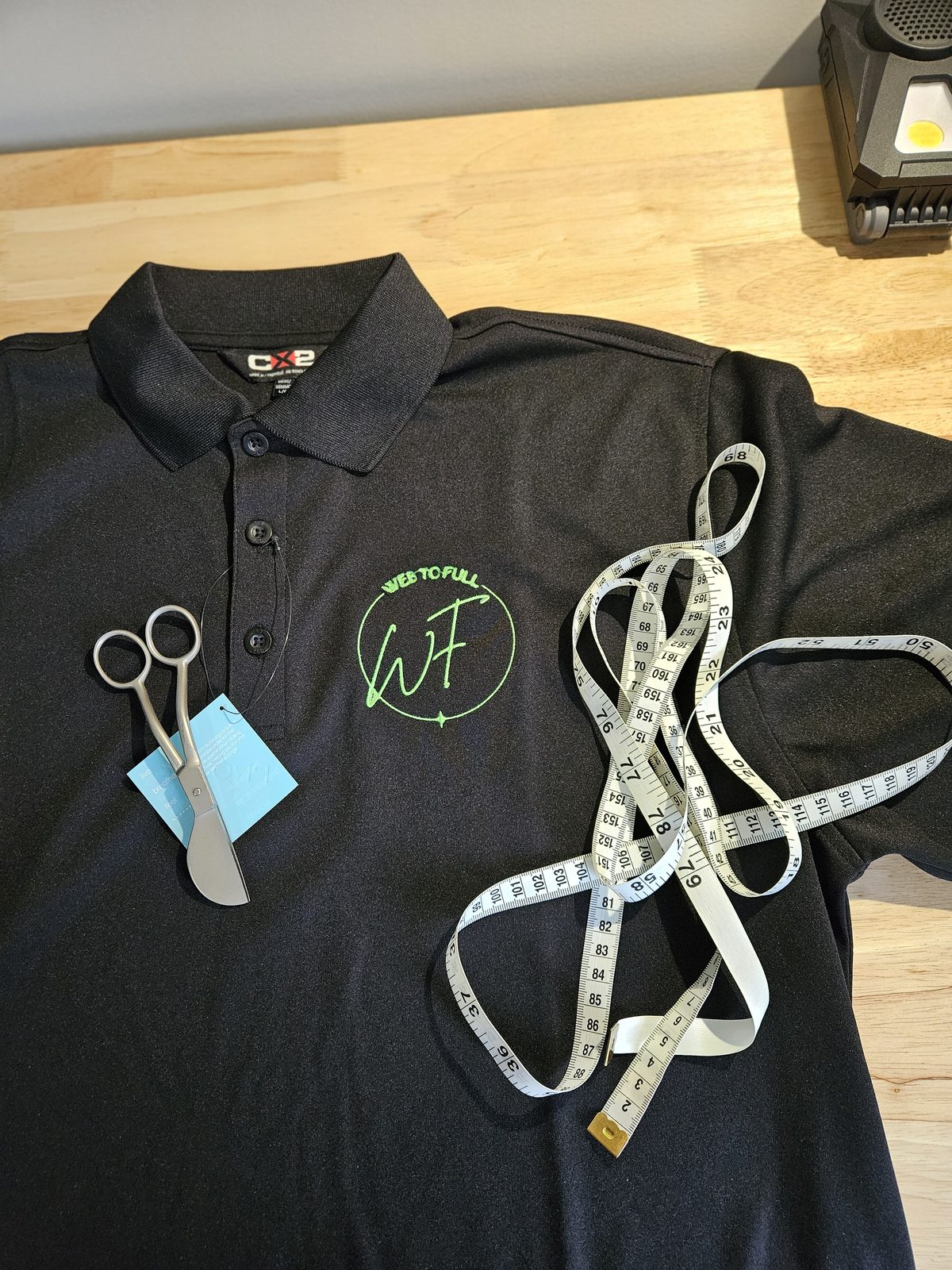 Polo corporatif noir avec logo brodé